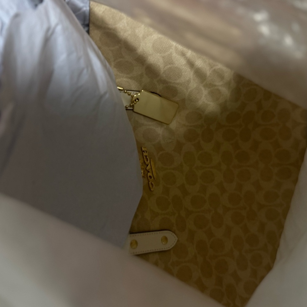 Coach Town Tote Bag In Signature Canvas Reversible NWT Light Khaki Chalk F76636 - Picture 6 of 7